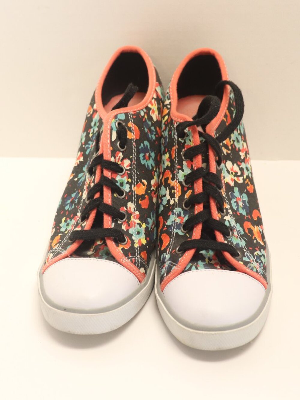 S Logo Circle with a Cross Mark in it Women's Shoes High Top Tennis Size 10 Med